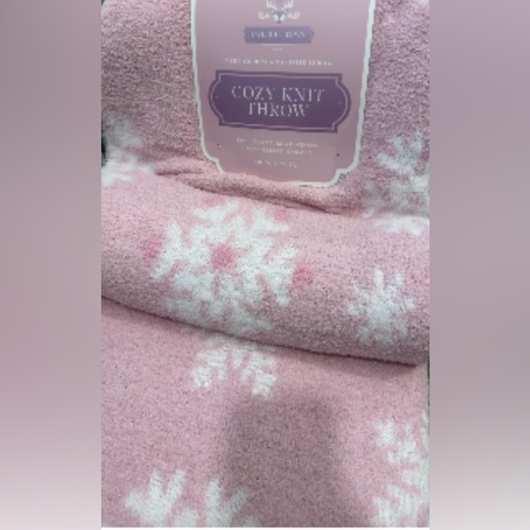❄️Cozy Pink with White Snowflake Christmas Blanket🌲 - Picture 9 of 9